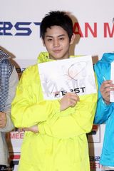 高清组图：韩国偶像组合BEAST办见面会亲密互动