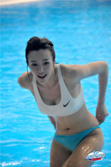 组图：周韦彤跳水疑走光 泳衣脱落现美胸
