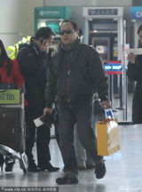 组图：窦唯现身机场订经济舱 背吉他中年发福