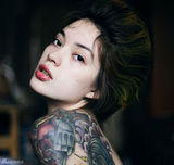 组图：俄罗斯个性美女纹身摄影师性感写真