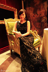 组图：方龄露背大片出炉秀古典气质