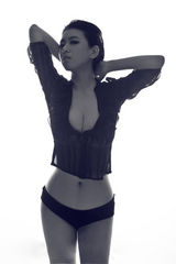 组图：《子弹》大胸女赵铭再拍写真 中性装风情依旧