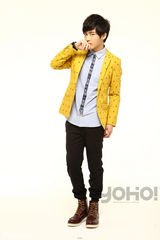 高清图：李炜拍摄时尚大片 靓丽色彩展暖男气息