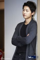 组图：宋仲基称拍戏时依赖朴宝英 变骄傲会被前辈训