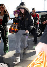 组图：梅根-福克斯现身机场厚实装扮御寒保暖