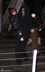 幻灯图集：朱莉和皮特带着两子女黑衣夜游