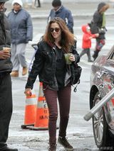 组图：暮光女颓废装现身片场 撑破伞快跑避狗仔