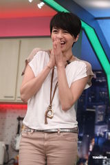 组图：梁咏琪婚后厨艺涨 自曝为老公学包饺子