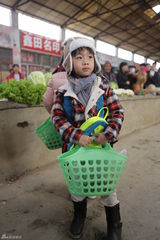 组图：《爸爸去哪儿》难度升级 小朋友独立买菜