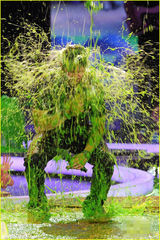 组图：马克沃尔伯格惨被泼油漆 变真人版绿巨人