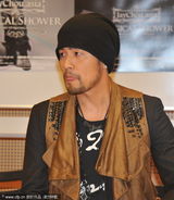 组图：周杰伦东京吐舌搞怪 与樱花妹亲切互动