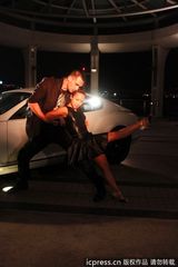 组图：郑融与外籍型男热舞 裙底频频走光