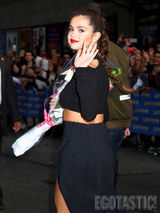 组图：赛琳娜戈麦斯纽约出席活动 性感从容甜美