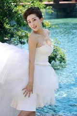 组图：杜若溪登杂志封面 披纯白婚纱娇美动人