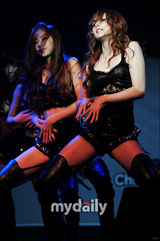 组图：韩新人女组合Rania出道首秀 火爆热辣表演