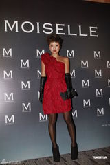 组图：陈慧琳蕾丝装优雅 徐濠萦单肩裙配皮手套