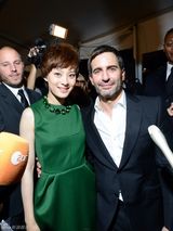 组图：孙俪绿裙清新亮相巴黎时装周优雅看秀