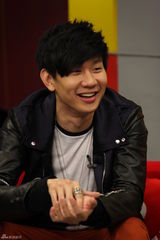 组图：林俊杰做客新浪聊天 吐舌卖萌酒窝俏皮