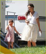 组图：前阿汤嫂片场披婚纱 爱女苏瑞哭泣拭泪