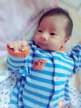 组图：陈龙自制MV庆爱子满月 宝宝大眼抢镜