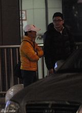 组图：王宝强率助理回京 高尔夫装扮亮相机场