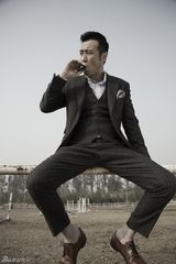 组图：于和伟旷野大片 衔雪茄演绎新绅士主义