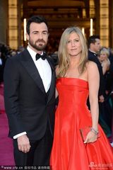 组图：安妮斯顿红裙大气 和男友贾斯汀秀恩爱