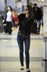 组图：奥兰多娇妻米兰达-可儿单手抱子现身机场