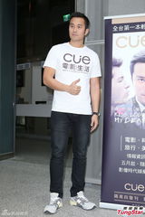 组图：张孝全拍摄杂志封面 白T恤清新十足