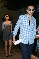 组图：王学兵携女友看话剧 戴情侣墨镜亮相