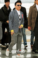 组图：鸟叔PSY赴美宣传新曲 米奇装显童心