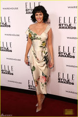 组图：水果姐穿花裙现身风尚大典 半裸性感香肩