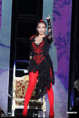 组图：张惠妹火红爆乳装亮相 歌迷点唱HIGH翻天