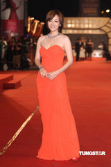 组图：金钟奖红毯季芹橘色长裙亮相 与老公秀恩爱