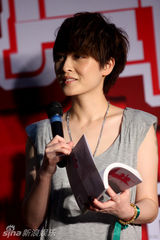 幻灯图集：陈子嘟新书发布 稿酬将全部捐些慈善总会