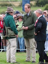 组图：威廉与老鹰互动显淡定 新晋奶爸日渐秃顶