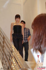 组图：f(x)队长宋茜柔美亮相　抹胸装性感可人