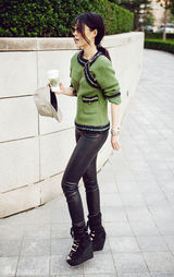 组图：陈燃绿色系秋末街拍 追踪最后一丝温暖