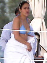 组图：洛佩兹举家坐游艇度假 裹浴巾秀丰满半球