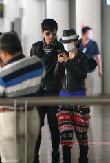 组图：娜就杰婚落幕 张杰谢娜现身机场低调返京