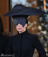 组图：Gaga现神秘造型 黑草帽连面具似武林中人