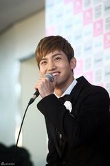 高清组图：东方神起巡演启动 首尔站亮相西装帅气