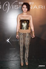 组图：周慧敏走秀疲态尽显 “虞姬”杜鹃亮相