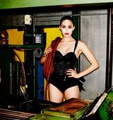 组图：埃米-罗森爆乳长腿 红唇美艳变身机械师