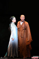 组图：秦海璐风骚演《青蛇》 闻婚事娇羞傻笑