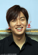 组图：李敏镐亮相成都可爱卖萌 黑衬衫帅气干净