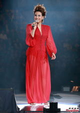 组图：甄妮香港个唱开幕 低胸热舞秀豪乳