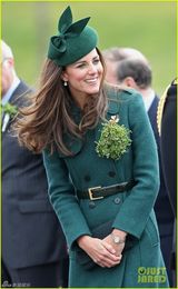 组图：凯特王妃华贵绿裙与威廉王子盛装亮相