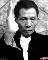 组图：刘家良出殡众星扶灵 遗孀直斥邵氏欠钱