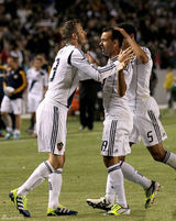 高清组图：贝克汉姆赢球脱上衣秀身材 儿子观战